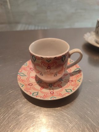 Juego de 3 tazas de café con platillos