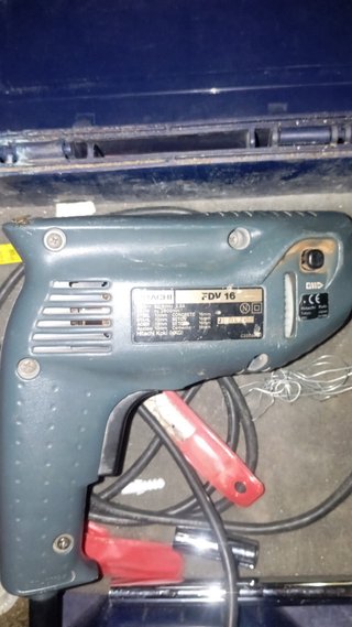 Taladro y accesorios en maletín