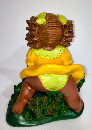 Figura vintage niña con vestido amarillo