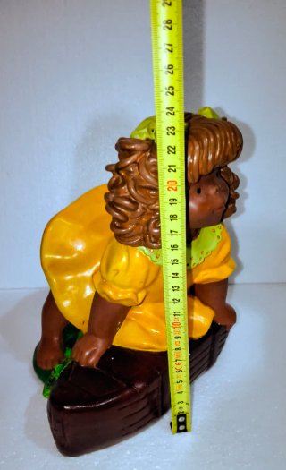 Figura vintage niña con vestido amarillo