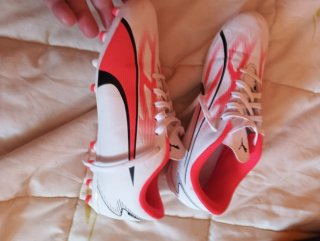 Botas de fútbol Puma blancas y rosas