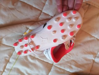 Botas de fútbol Puma blancas y rosas