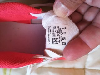 Botas de fútbol Puma blancas y rosas