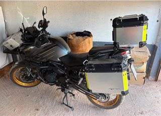Moto Adventure Negra y Dorada