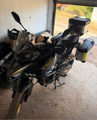Moto Adventure Negra y Dorada