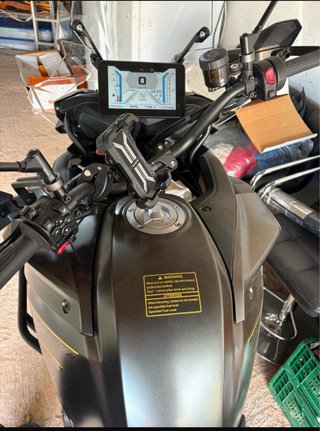 Moto Adventure Negra y Dorada