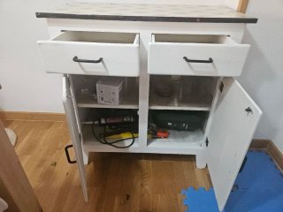 Mueble vintage/aparador blanco con bisagras negras