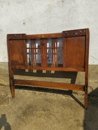 Cabecero de cama antiguo de madera
