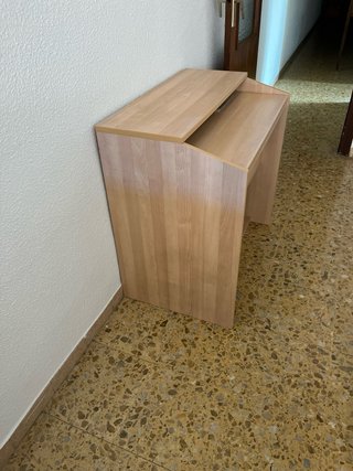 Escritorio de madera color beige