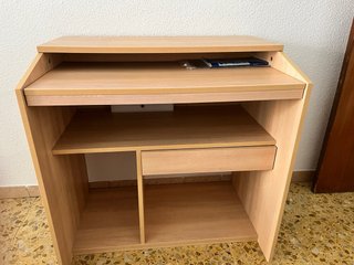 Escritorio de madera color beige