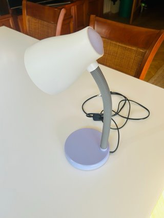 Lámpara de escritorio morada y blanca