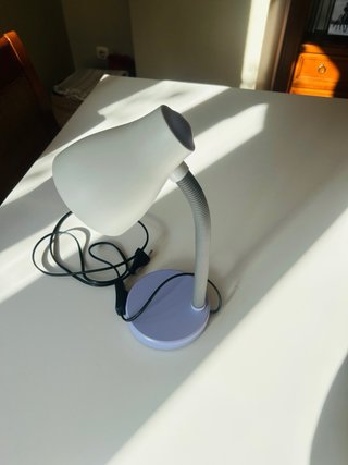 Lámpara de escritorio morada y blanca