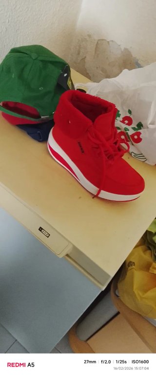 Zapatillas rojas y blancas