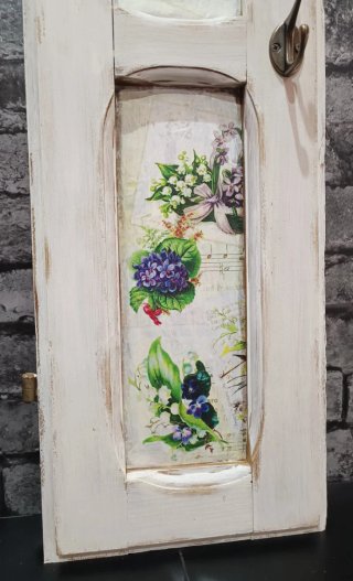 Contra ventana antigua decorada a mano