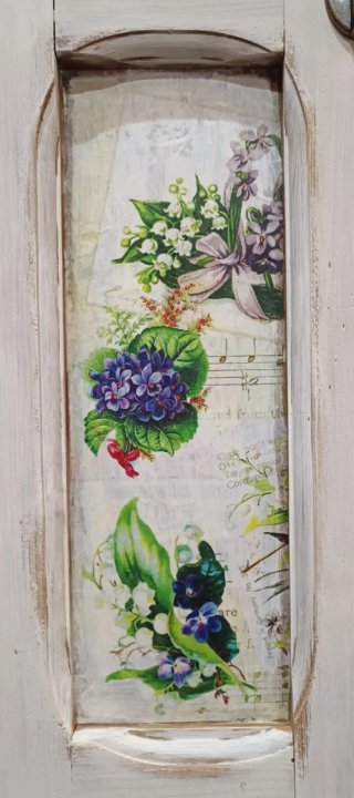 Contra ventana antigua decorada a mano
