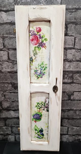 Contra ventana antigua decorada a mano