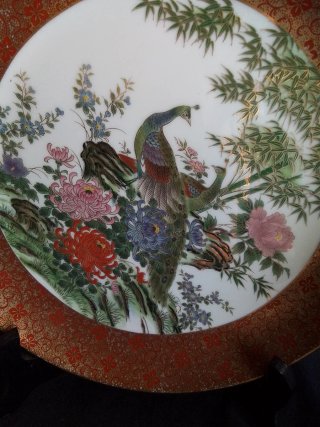 Jarrón y plato de porcelana japonesa