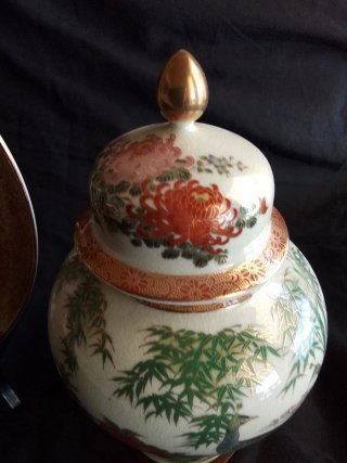 Jarrón y plato de porcelana japonesa