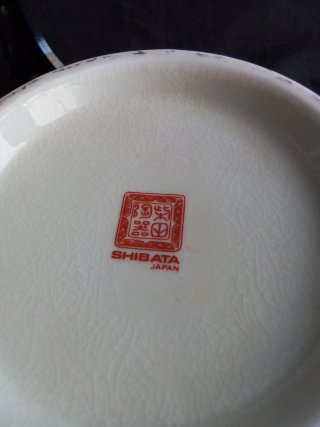 Jarrón y plato de porcelana japonesa