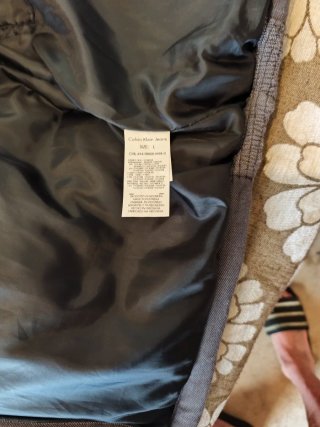 Chaqueta acolchada gris con capucha