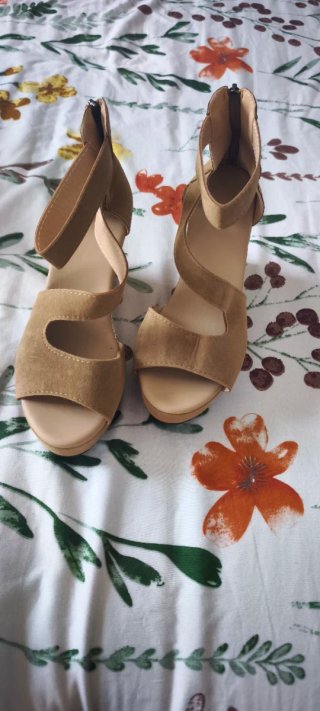 Sandalias cuña beige y marrón