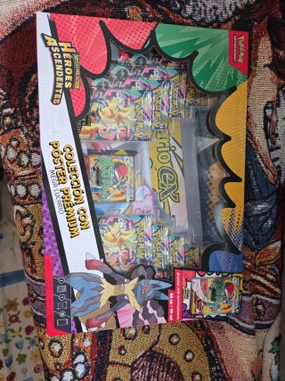 Colección Pokémon Héroes Ascendentes Mega Lucario