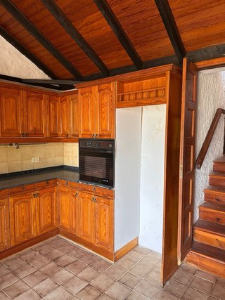 Muebles de cocina madera maciza clásica.