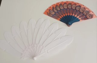 Abanicos de plumas blancos y abanico naranja