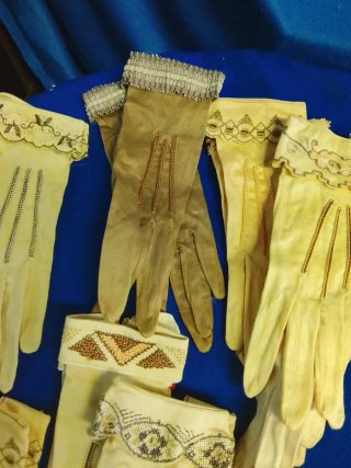 Guantes antiguos de encaje y cuero