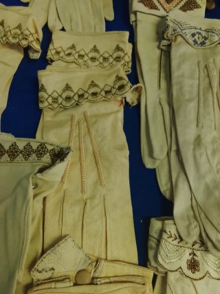 Guantes antiguos de encaje y cuero