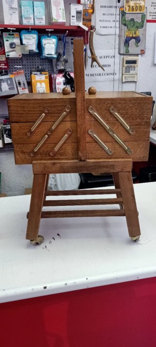 Antiguo costurero de madera con hilos