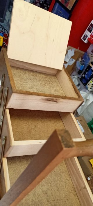 Antiguo costurero de madera con hilos