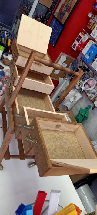 Antiguo costurero de madera con hilos