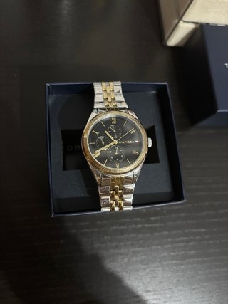Reloj Tommy Hilfiger Negro y Dorado