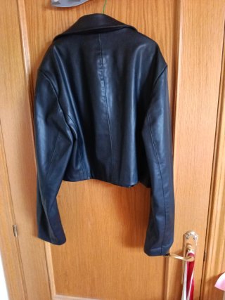 Cazadora crop top efecto piel Zara