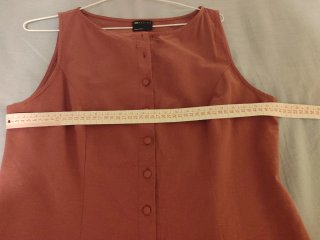 Vestido corto teja con botones y volantes