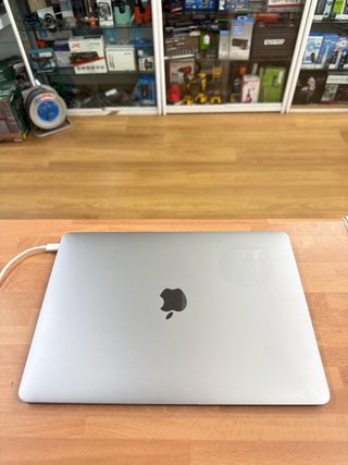 MacBook Air 2018 13” i5 8GB RAM 128GB SSD