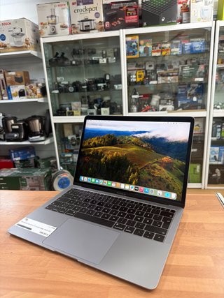 MacBook Air 2018 13” i5 8GB RAM 128GB SSD