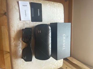 Gafas de sol Chanel negras y blancas