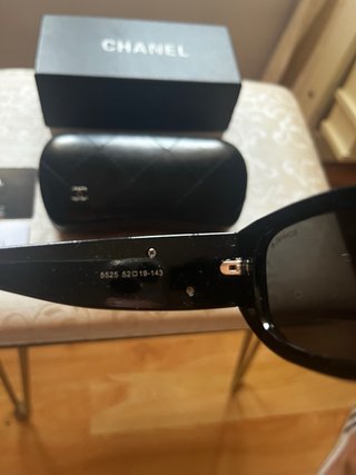 Gafas de sol Chanel negras y blancas