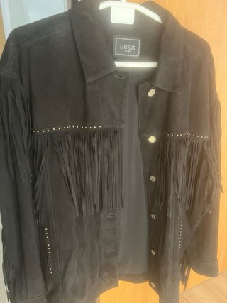 Chaqueta Guess Negra con Flecos y Tachuelas