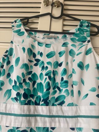 Vestido de verano verde azulado y blanco