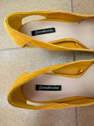 Tacones Modernos Stradivarius Amarillos