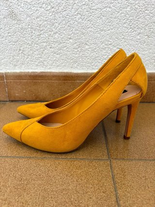Tacones Modernos Stradivarius Amarillos