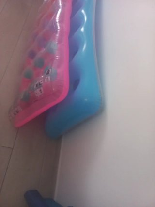 Colchón inflable rosa y azul