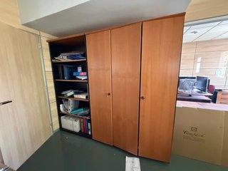 Mobiliario de oficina: escritorio y sillas
