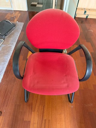 Mobiliario de oficina: escritorio y sillas