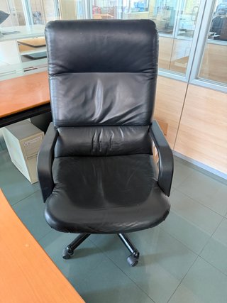 Mobiliario de oficina: escritorio y sillas