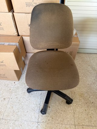 Mobiliario de oficina: escritorio y sillas