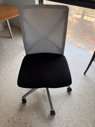 Mobiliario de oficina: escritorio y sillas